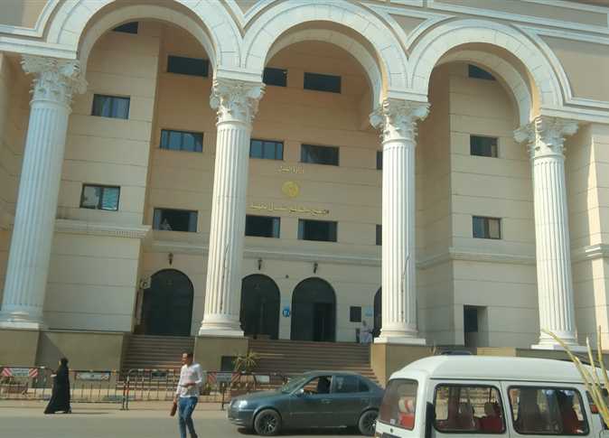 حُكم بالإعدام على ربة منزل في القليوبية بعد إدانتها بقتل شقيق زوجها، حيث أقدمت على خنقه وإلقاء جثته من الطابق الثاني.