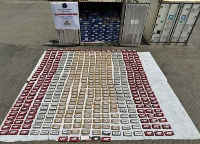 إلقاء القبض على أحد العناصر الإجرامية في الأقصر وبحوزته سلاح ناري و2 كيلوغرام من الحشيش بالإضافة إلى 250 غرامًا من مخدر الشابو.