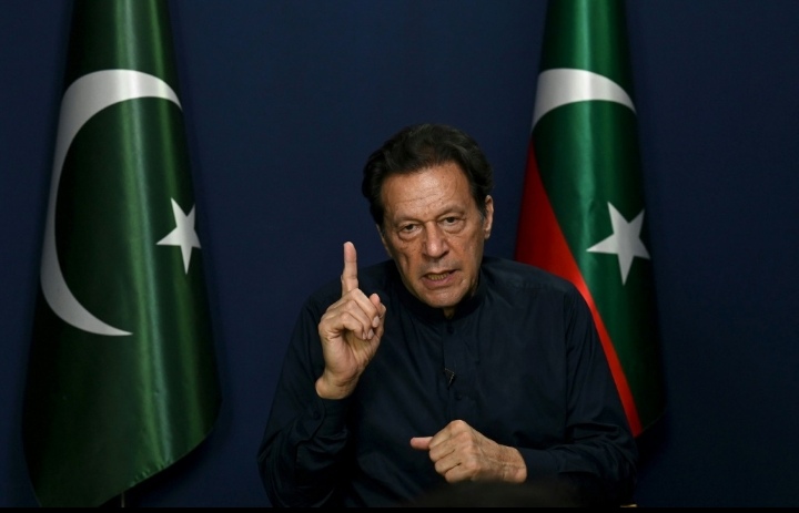 إصدار حكم بالسجن لمدة 14 عامًا على عمران خان، السياسي الباكستاني، في قضية تتعلق بفساد الأراضي