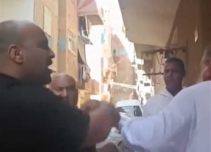 ضربه بالقلم.. ضبط شقيق المتهم بالتعدي على مسن في السويس