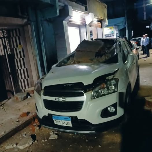 سقوط بلكونة في المنصورة يتسبب في تحطيم سيارة دون إصابات بشرية