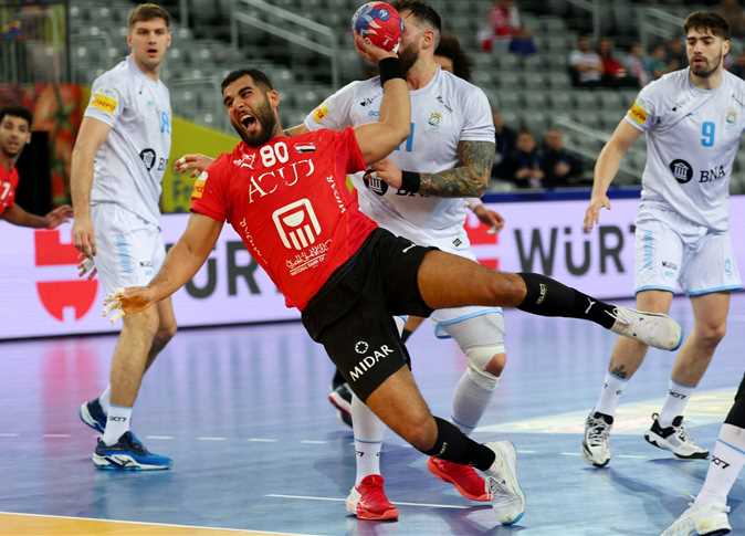 منتخب مصر يظهر بالزي الأسود خلال مباراته أمام سلوفينيا في بطولة العالم لكرة اليد.