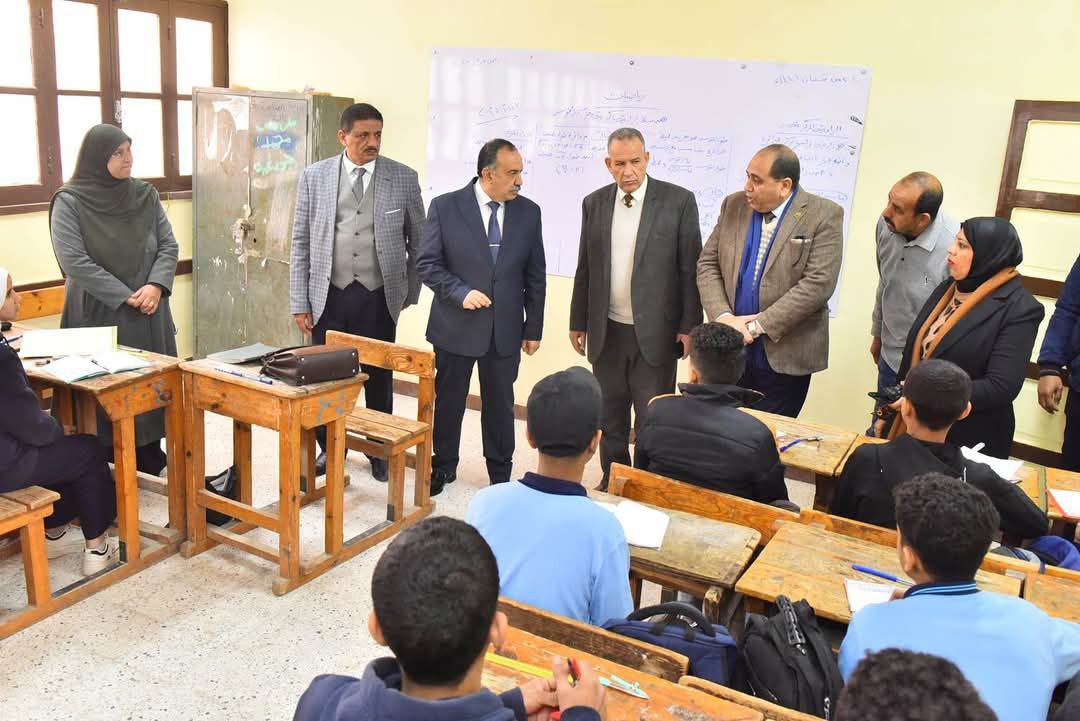محافظ أسيوط يتفقد مجمع مدارس كوم أبو شيل للاطمئنان على سير العملية التعليمية