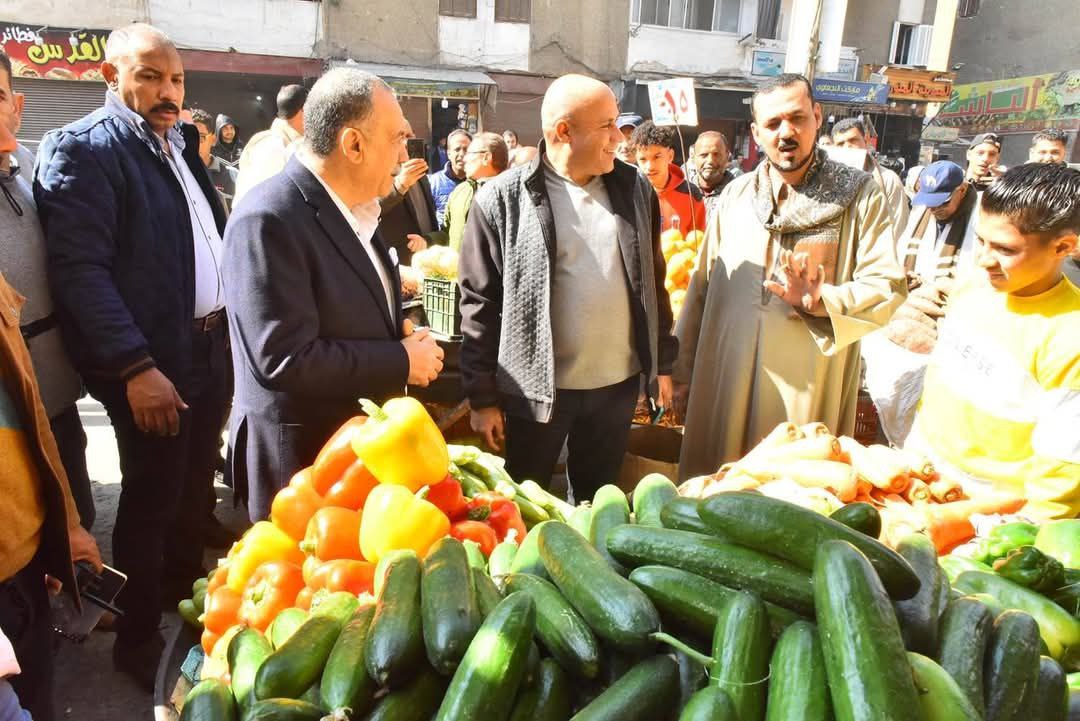 محافظ أسيوط يتفقد سوق الأربعين ويُوجّه بخفض أسعار الخضروات والفاكهة