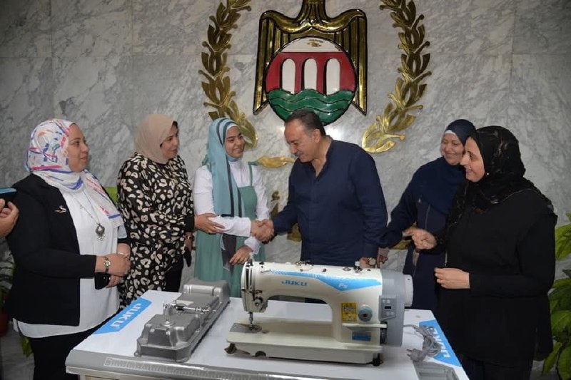 استجابة إنسانية سريعة.. محافظ أسيوط يسلم ماكينة خياطة للطالبة فاطمة من 