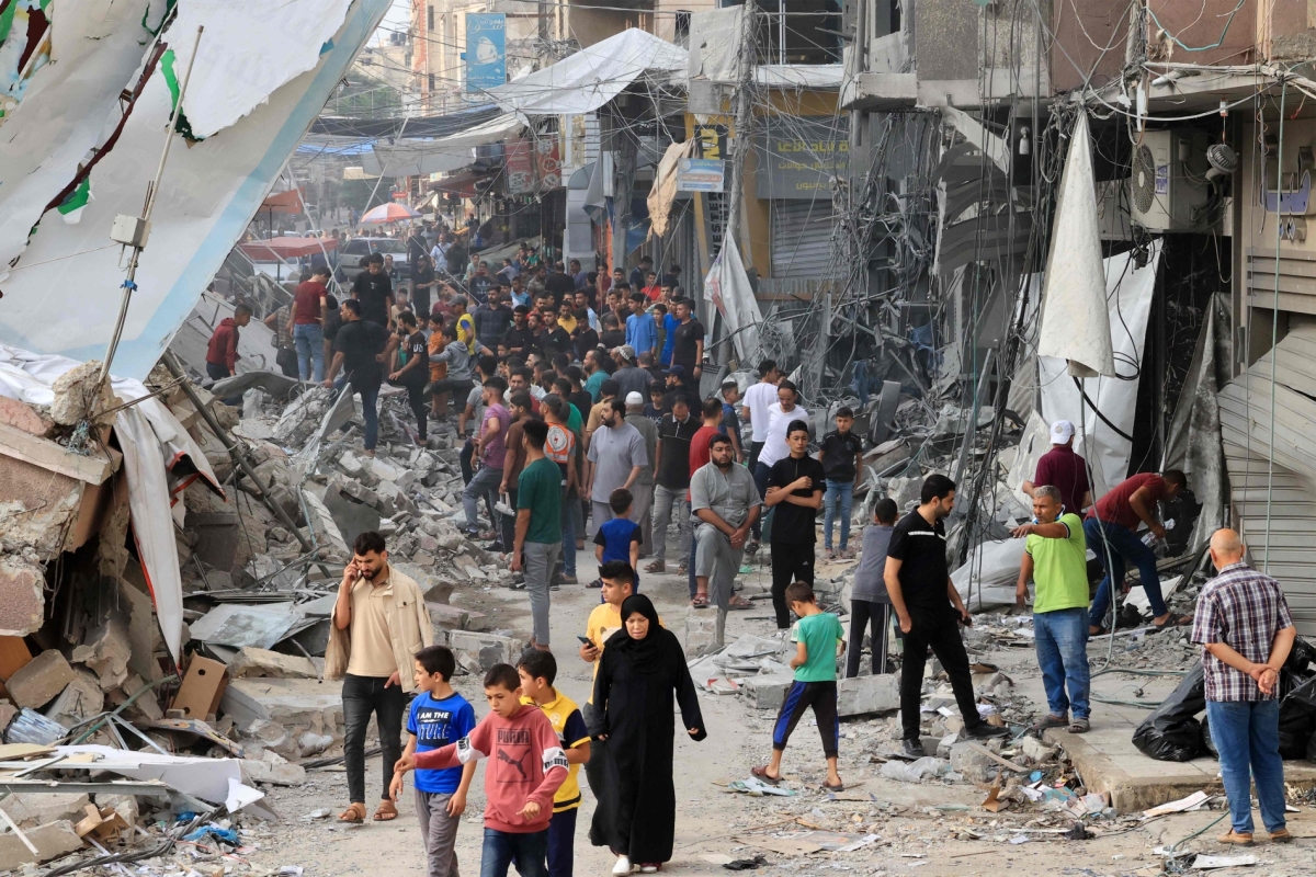 إسرائيل تقتل 20 فلسطينيًا في غارات جوية بعد أن وافقت على إرسال بعض المساعدات إلى غزة