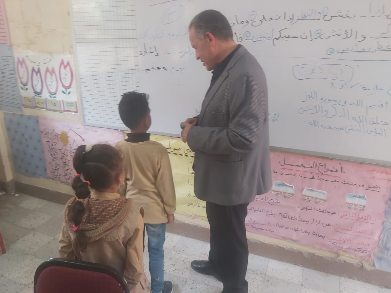 محافظ أسيوط يتابع انتظام الدراسة بجولة تفقدية بمدارس البداري: تعزيز الأنشطة والالتزام بالخطط التعليمية