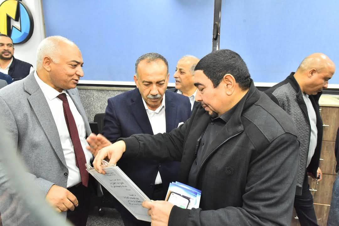 محافظ أسيوط يتفقد مركز خدمة عملاء الكهرباء بحي الأربعين لتيسير الخدمات على المواطنين