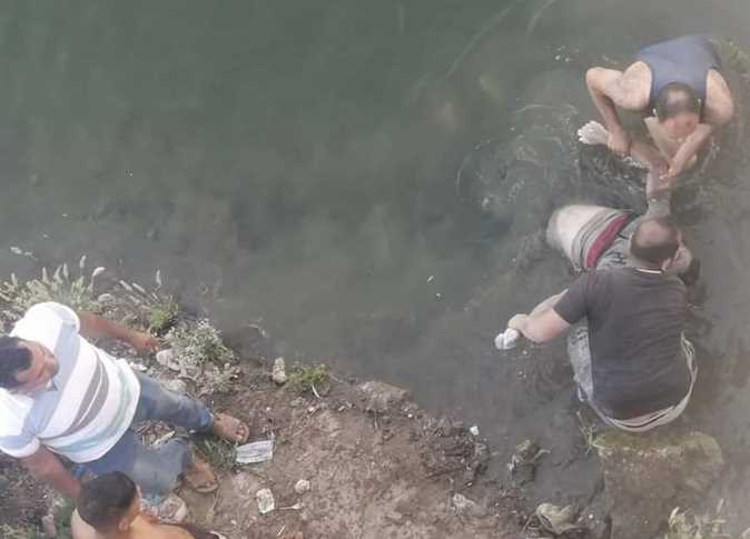 انتشال جثة مرشد سياحي غرق في مياه النيل بمركز ادفو في أسوان .