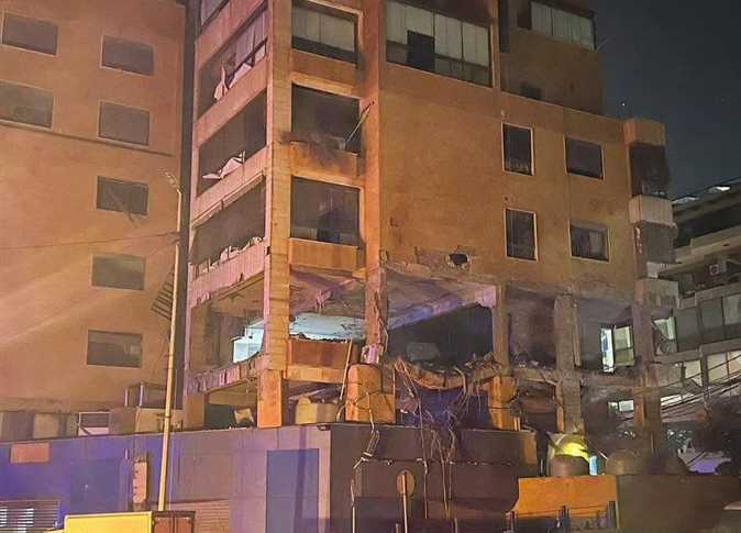 غارة أسرائيلية تستهدف شقة سكنية في مدينة صيدا في جنوب لبنان.