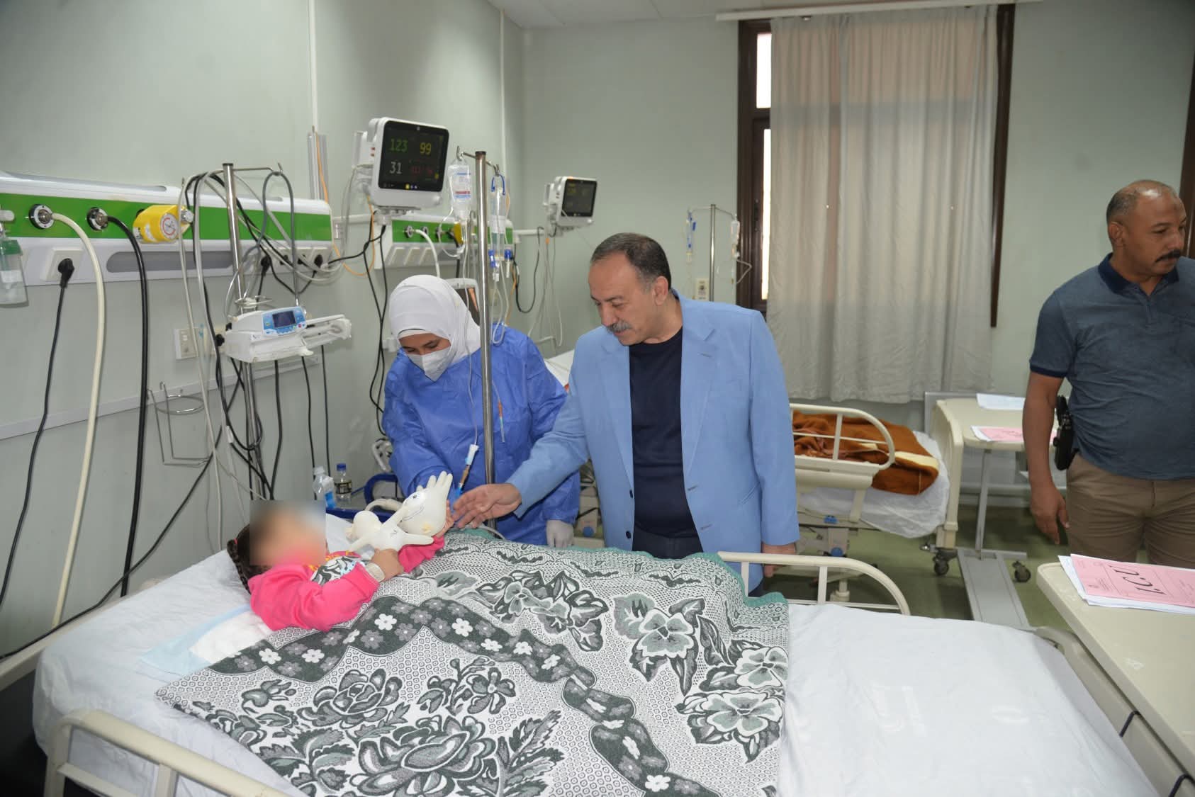 محافظ أسيوط يزور الأطفال المصابين في حادث 