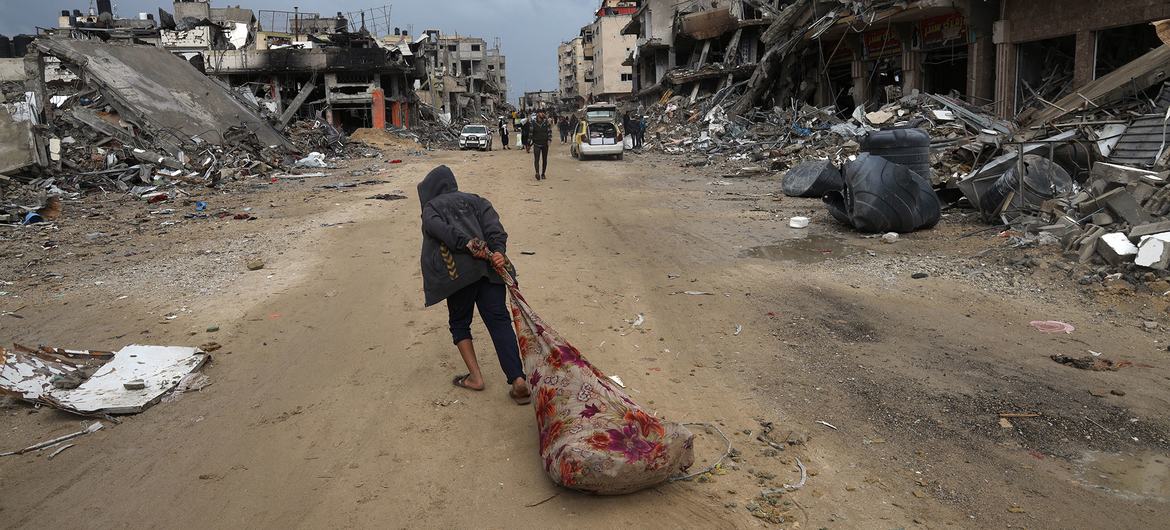 أفاد المسعفون أن الهجمات الإسرائيلية أسفرت عن مقتل 21 شخصاً على الأقل في غزة
