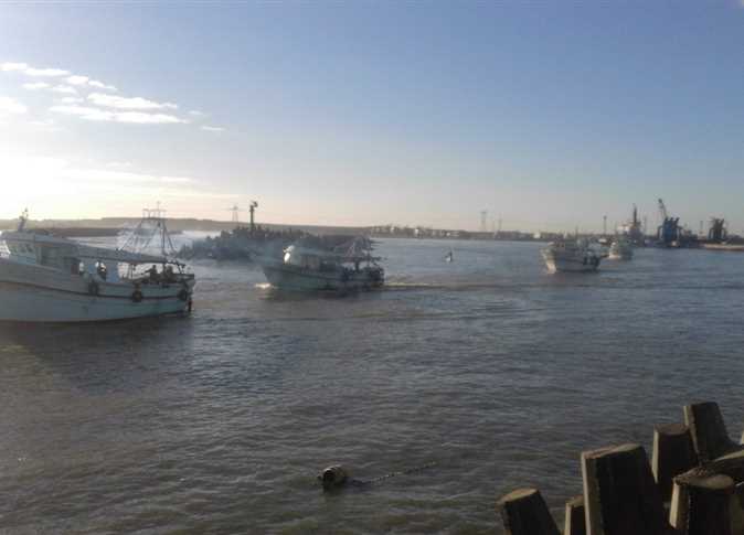 توقفت حركة الملاحة وأعمال الصيد في محافظة كفر الشيخ نتيجة الأحوال الجوية السيئة، مع إصدار تحذيرات للمواطنين لاتخاذ الحيطة والحذر.