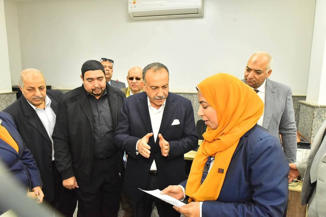 محافظ أسيوط يتفقد مركز خدمة عملاء الكهرباء بحي الأربعين لتيسير الخدمات على المواطنين