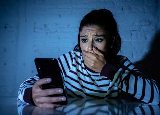 ست سنوات سجن وغرامة قدرها 200 ألف جنيه.. مصير مخترق حسابات 100 فتاة