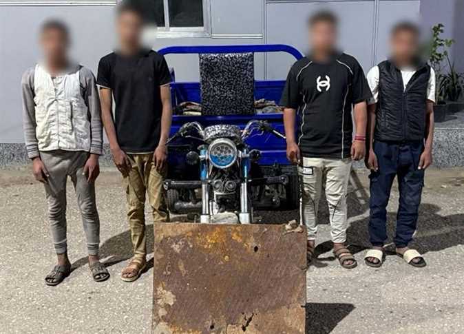 ضبط 4 أشخاص مستقلين مركبة (تروسيكل) بسرقة غطاء بالوعة صرف صحي