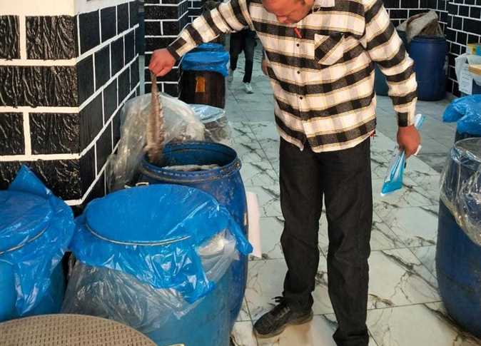 حملات تموينية على الأسواق تضبط 230 كيلو فسيخ مجهول المصدر و730 علبة سجائر مسرطنة بالإسكندرية