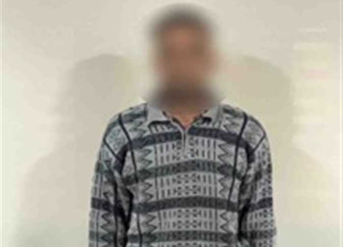 شاب يقوم بالتحرش بسيدة، داخل إحدى سيارات النقل العام بالمنيا.