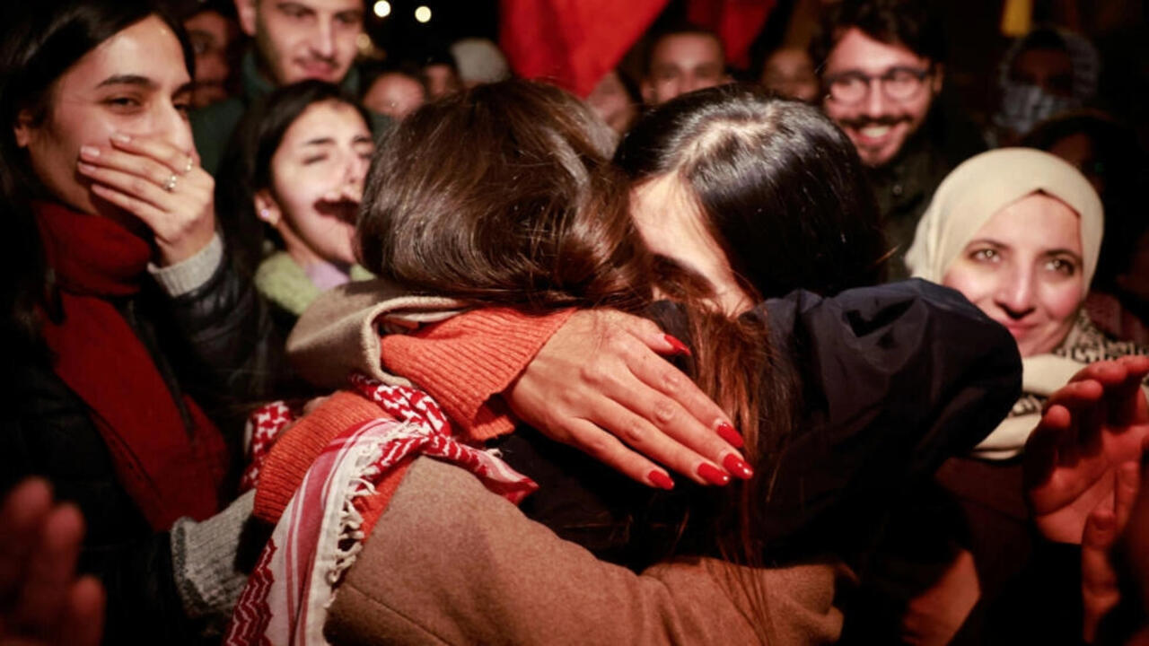 حماس تفرج عن رهائن، وإسرائيل تفرج عن أسرى فلسطينيين في أول يوم من الهدنة