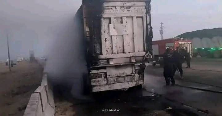 عاجل: مصرع سائق وتباع إثر انقلاب سيارة نقل تريلا واندلاع حريق بالطريق الصحراوي في البحيرة
