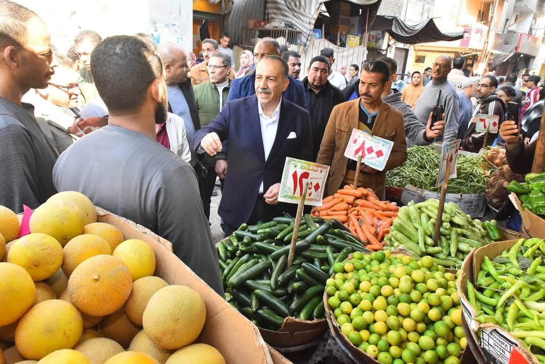 محافظ أسيوط يتفقد سوق الأربعين ويُوجّه بخفض أسعار الخضروات والفاكهة