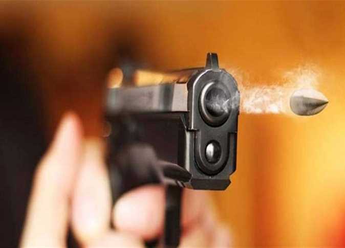 نتيجة لخلافات مالية، شاب يطلق النار على شقيقه في قنا.
