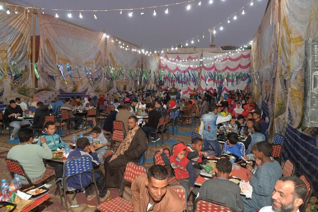 محافظ أسيوط يشارك في الإفطار الجماعي لأهالي عزبة المكسرين في إطار مبادرات الرئيس السيسي لدعم الأسر الأكثر احتياجًا
