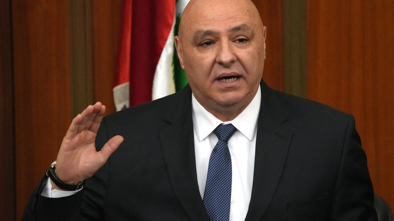 الرئيس اللبناني عون يطالب حزب الله بالتخلي عن سلاحه
