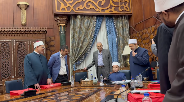 أنس.. نابغة أزهري من صعيد مصر يخطف الأنظار ويحظى بتقدير شيخ الأزهر وقياداته