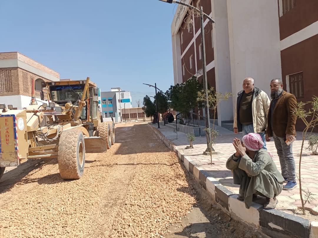 محافظ أسيوط: وضع التربة الزلطية وتسوية عدد من الشوارع بقرية الزرابي بمركز أبوتيج تمهيداً لرصفها ورفع كفاءتها
