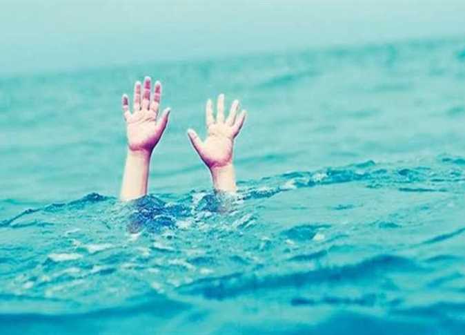مصرع طفلة غرقًا في شاطئ رأس الحكمة وإنقاذ أخرى