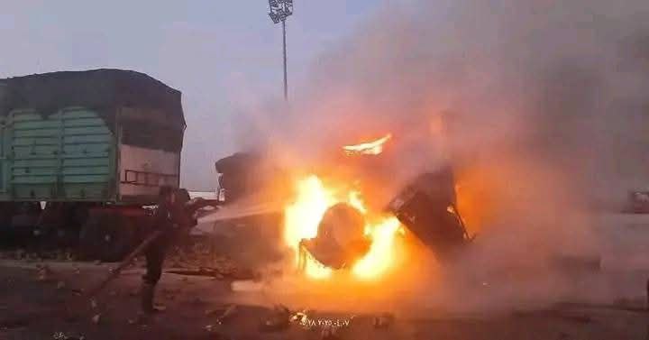 عاجل: مصرع سائق وتباع إثر انقلاب سيارة نقل تريلا واندلاع حريق بالطريق الصحراوي في البحيرة
