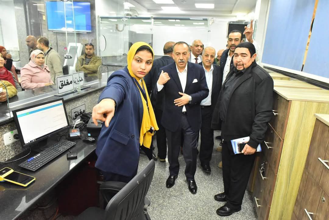 محافظ أسيوط يتفقد مركز خدمة عملاء الكهرباء بحي الأربعين لتيسير الخدمات على المواطنين