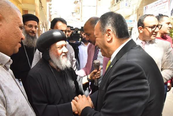 محافظ أسيوط يواصل جولاته لتهنئة الأقباط بعيد القيامة المجيد وسط أجواء من المحبة والوحدة الوطنية