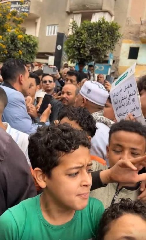 تلاميذ يرددون 