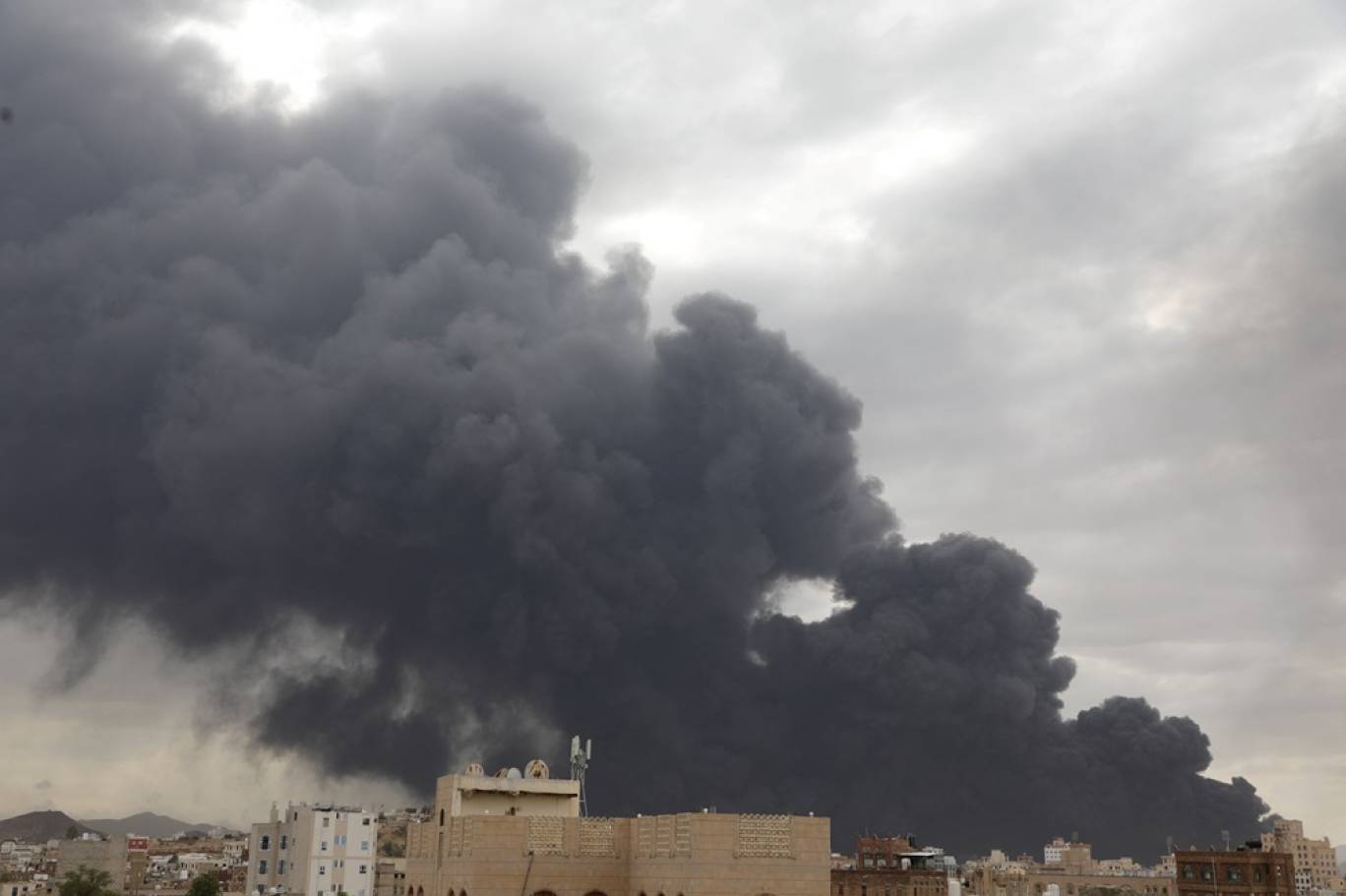 إسرائيل تعلن أنها استهدفت المطار الرئيسي في صنعاء، اليمن