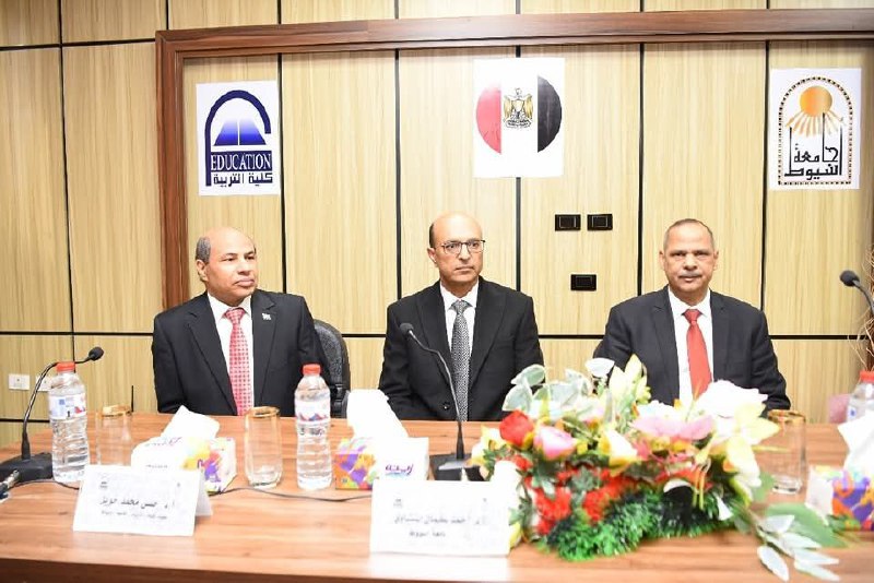 الدكتور أحمد المنشاوي يفتتح قاعة المؤتمرات والمناقشات الجديدة بكلية التربية بجامعة أسيوط لتعزيز الأنشطة الأكاديمية والبحثية