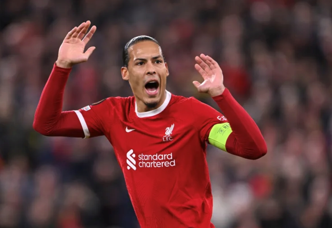 فان دايك يمدد عقده مع ليفربول حتى 2027