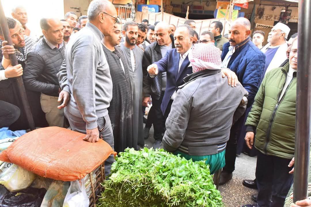 محافظ أسيوط يتفقد سوق الأربعين ويُوجّه بخفض أسعار الخضروات والفاكهة