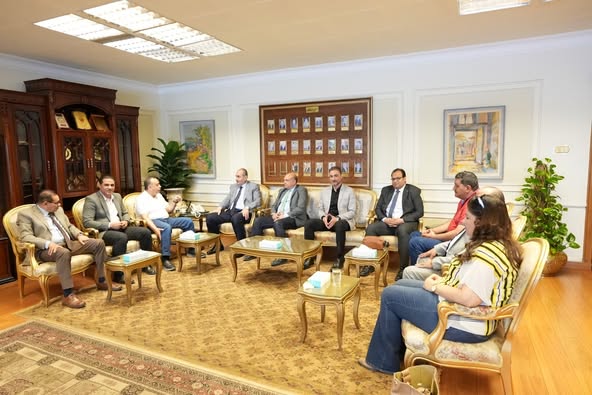 محافظ أسيوط يبحث مع لجنة وزارة الشباب والرياضة سبل تطوير استاد الأربعين ضمن خطة الطرح الاستثماري