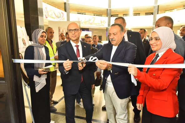 محافظ أسيوط ورئيس الجامعة يفتتحان المعرض الفني لاختيار أفضل تصميم لمنافذ البيع والمشروعات المتنقلة