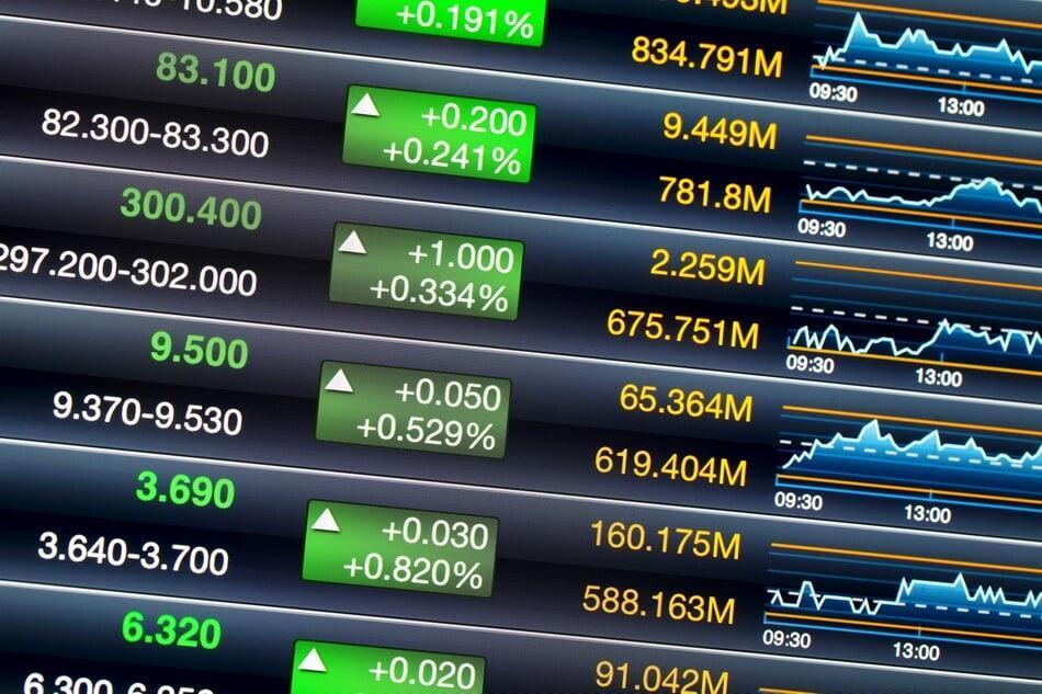 تواجه الأسهم الأمريكية تحديات بعد انتعاش مدفوع بالرسوم الجمركية، تشمل ارتفاع التقييمات وتوقعات أرباح غير واضحة