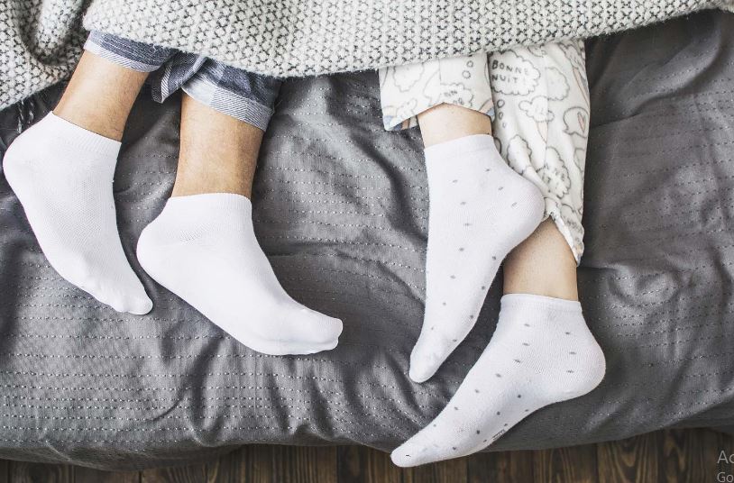 ارتداء الجوارب ليلًا يمكن أن يحسن نومك.. كيف؟