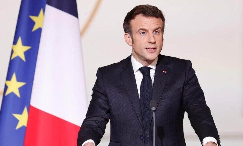 يؤكد ماكرون أن الرئيس الأوكراني زيلينسكي هو الشخص الوحيد القادر على التفاوض لتحقيق السلام في بلاده