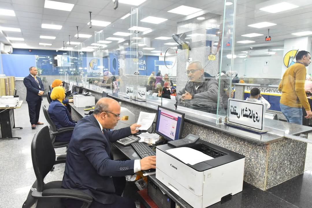 محافظ أسيوط يتفقد مركز خدمة عملاء الكهرباء بحي الأربعين لتيسير الخدمات على المواطنين