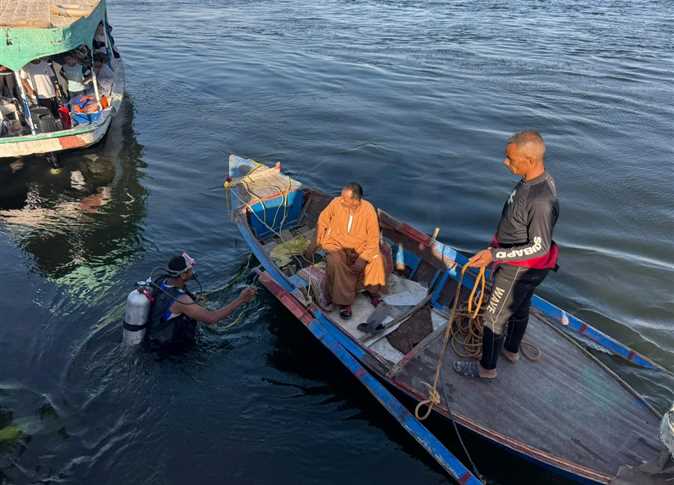 سقطت بهما سيارة من أعلى معدية بقنا.. قوات الإنقاذ تدفع بـ15 غطاسًا للبحث عن جثتين