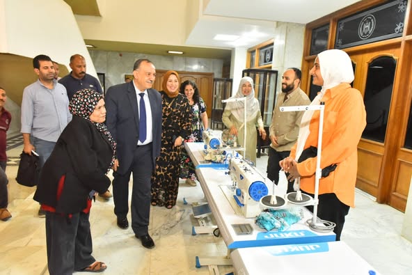 محافظ أسيوط يسلم ماكينات خياطة حديثة لذوي الإعاقة السمعية دعمًا للتمكين الاقتصادي والاجتماعي