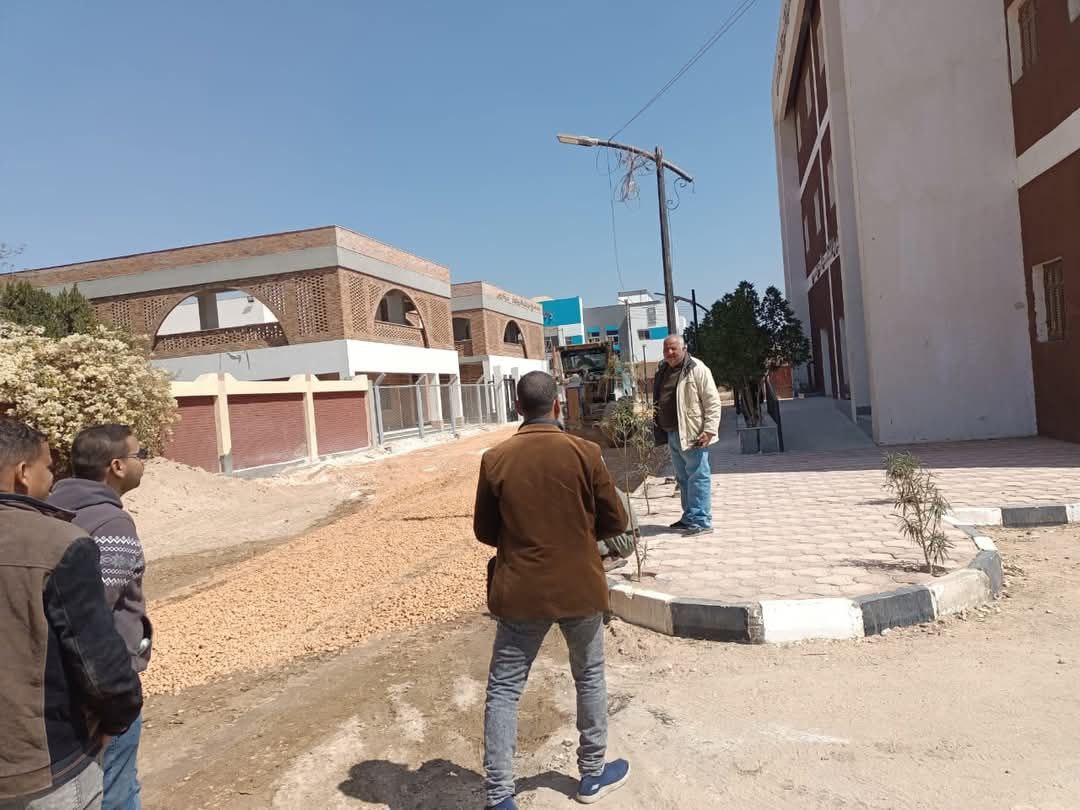 محافظ أسيوط: وضع التربة الزلطية وتسوية عدد من الشوارع بقرية الزرابي بمركز أبوتيج تمهيداً لرصفها ورفع كفاءتها
