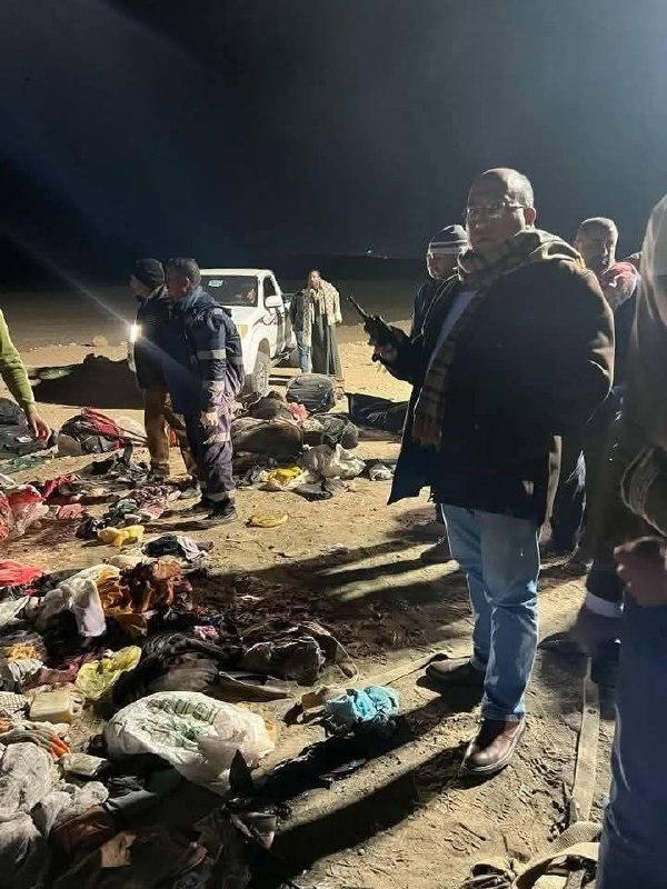 مصرع 13 شخصاً في حادث تصادم مروع بين سيارة ميكروباص وتريلا على الطريق الصحراوي الغربي في أسيوط
