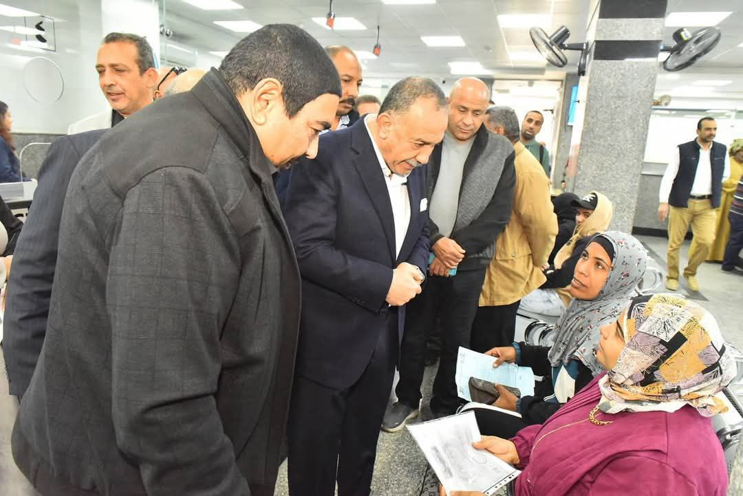 محافظ أسيوط يتفقد مركز خدمة عملاء الكهرباء بحي الأربعين لتيسير الخدمات على المواطنين